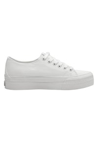 Weiße Leinensneaker mit flacher Plattformsohle. Ausgestattet mit Metallösen, runder Zehenpartie und strukturiertem Gummiaußensohle. Glattes, minimalistisches Design.