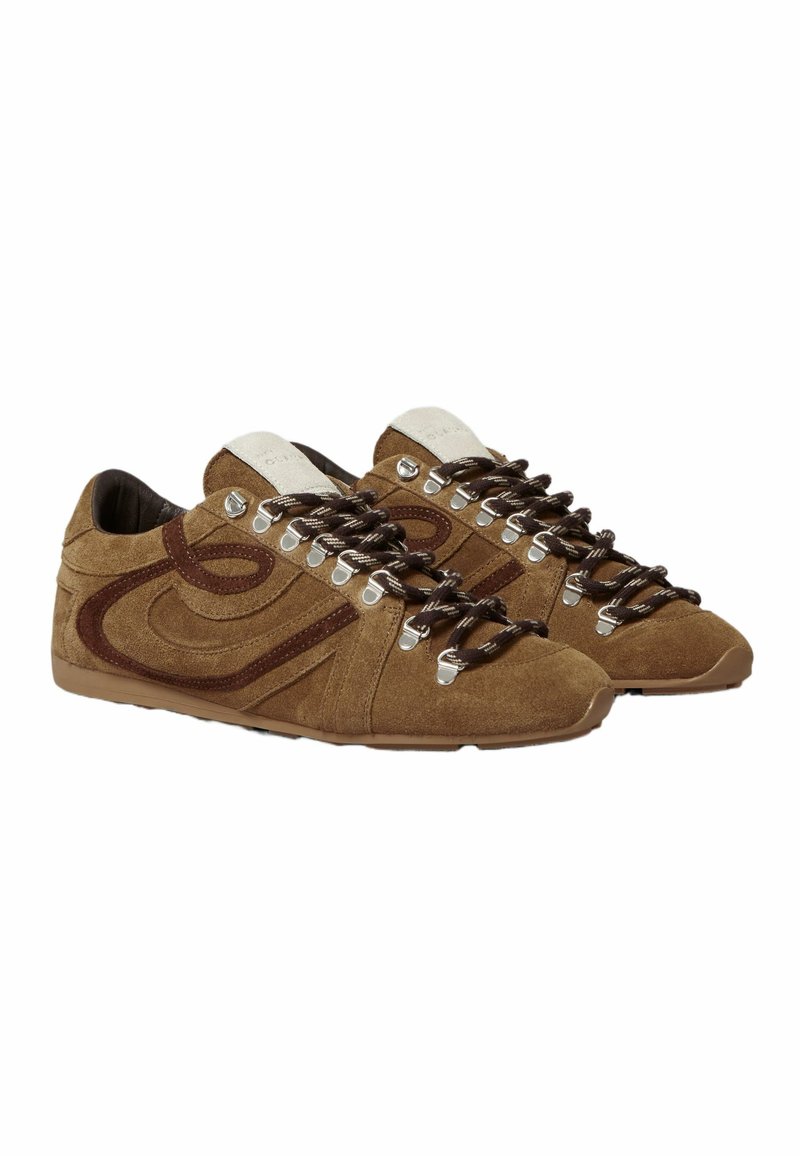 Scarpe in suede marrone con una finitura testurizzata, caratterizzate da un motivo a contrasto marrone scuro, occhielli metallici e lacci scuri.