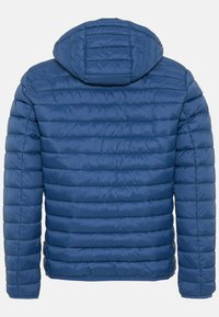Blå pufferjakke, quiltet design med horisontale striber, har hætte, glat tekstur og elastiske manchetter, velegnet til koldt vejr.
