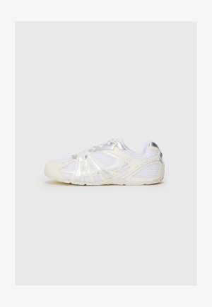 Valge mesh-sneaker hõbedaste detailidega, paeltega kinnitamine, tekstureeritud materjal ja kaardus äär. Silmapaistev bränding küljel.