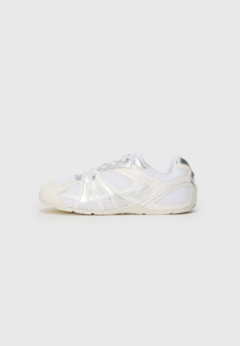 Adidași din plasă albă cu accente argintii, design cu șireturi, material texturat și talpă curbată. Branding distinctiv pe lateral.