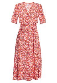 Robe portefeuille florale rouge à manches courtes, dotée d'une taille cintrée, d'un décolleté en V et d'une jupe fluide. Le tissu présente une texture avec des pétales doux.