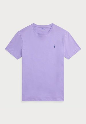 Lila bomull crew neck t-shirt med korta ärmar och en liten blå broderad logotyp på vänster bröst. Slät textur, avslappnad passform.