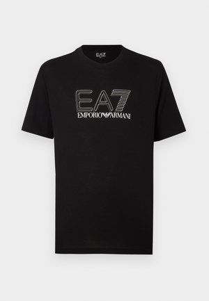 Zwart katoenen T-shirt met korte mouwen. Heeft een contrasterend witte EA7 en Emporio Armani logo op de voorkant gedrukt. Ronde halslijn.