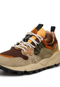 Baskets multicolores avec un mélange de daim et de cuir en marron, beige et orange. Dotées de lacets épais blancs et d'une semelle noire texturée.