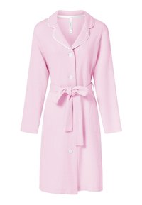 Bata rosa hecha de tejido texturizado con mangas largas, un cuello con muesca, botones en la parte delantera y un cinturón atado en la cintura.