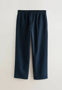 Tengerészkék, bő szárú nadrág texturált, bordázott mintázattal, rugalmas derekkal és állítható zsinórral a kényelmes illeszkedés érdekében.