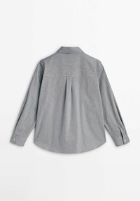 Szara koszula z długim rękawem, zapinana na guziki, z plisą z tyłu i mankietami zapinanymi na guziki, wyłożona na płasko z tylną stroną do góry.