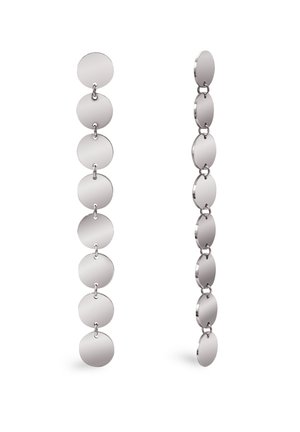 Longs boucles d'oreilles argentées composées de sept disques circulaires plats reliés, présentées vues de face et de côté sur fond blanc.