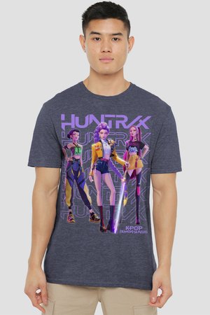 Mann trägt ein dunkelgraues T-Shirt mit drei animierten weiblichen Figuren, die Waffen halten, und dem Text "HUNTRX" und "K-POP DEMON HUNTERS".