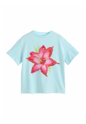 Világoskék rövid ujjú póló nagy rózsaszín és piros virágmintával, melyet flitterek díszítenek az elülső középső részen.
