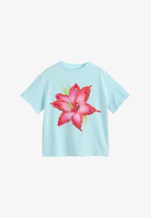 Világoskék rövid ujjú póló nagy rózsaszín és piros virágmintával, melyet flitterek díszítenek az elülső középső részen.