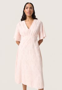 Rochie din bumbac roz deschis cu mâneci bufante, decolteu adânc în V și broderie cu ochiuri cu modele în diamant. Design până la genunchi.
