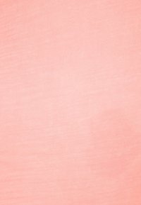 Zacht roze katoenstof met een gladde textuur en een lichte glans, met een effen kleur zonder patronen of accenten.