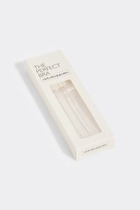 Przezroczyste opakowanie zawierające dwa biustonosze. Pudełko jest prostokątne, w kolorze off-white, z czarnym napisem "IDEALNY BIUSTONOSZ" oraz "intimissimi."