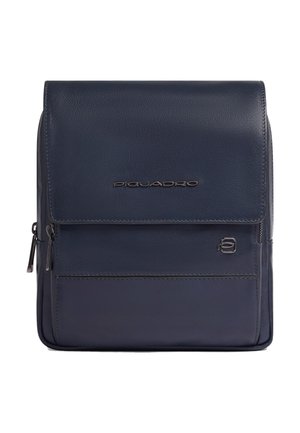 Borsa a tracolla in pelle blu navy con chiusura a patta, dotata di tasca con cerniera, logo in rilievo e texture liscia. Dimensioni e dettagli interni non specificati.