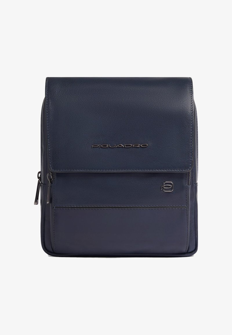 Donkerblauwe leren messenger tas met klepsluiting, voorzien van een ritssluitingvak, geperst logo en een gladde textuur. Afmetingen en interieurdetails niet gespecificeerd.