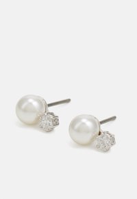Orecchini a perno in perla con montatura in argento, caratterizzati da una perla bianca tonda e un piccolo accento in zirconia cubica trasparente accanto a ciascuna perla.