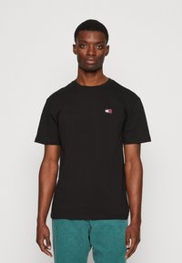 Tommy Jeans - BADGE TEE - Jednoduché tričko - black Miniatura obrázku 1