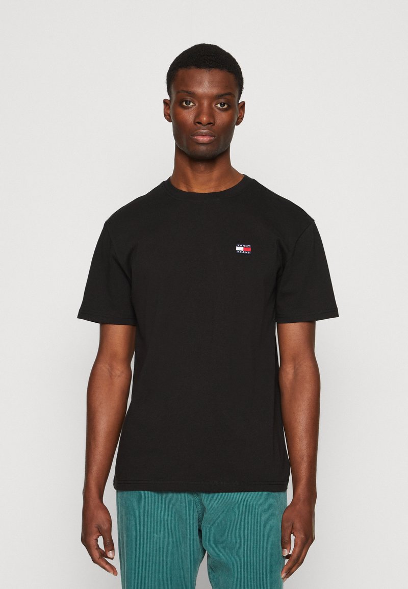 Tommy Jeans - BADGE TEE - Jednoduché tričko - black, Zvětšit