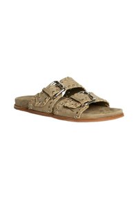 Sandalias de ante en marrón claro con dos correas ajustables, herrajes plateados y detalles de costura. Suela plana con una base de goma en tono marrón.