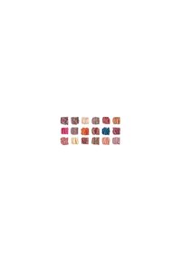 Samling af kvadratiske kosmetiske prøver i forskellige nuancer. Farverne inkluderer pink, rød, brun og neutrale toner med en tekstureret, cremet overflade.
