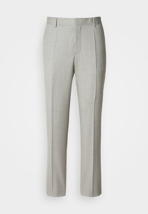 Pantaloni sartoriali grigio chiaro in tessuto liscio, con taglio dritto, pinces frontali e classica vita con passanti per cintura.