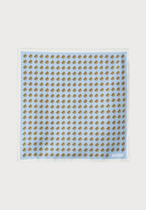 Kvadratisk silkesjal med en lyseblå bakgrunn og et gjentatt mønster av små tegneserie-bjørnefjes i brunt og beige. Kanten er hemmet.