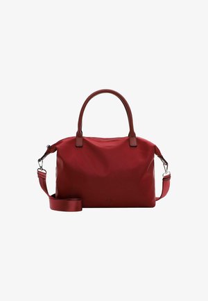 Rode nylon handtas met dubbele bruine leren handvatten, verstelbare schouderriem en een ritssluiting; heeft een gladde textuur en een minimaal ontwerp.