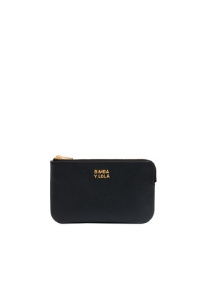 Bolsa de cuero negro con cremallera, que presenta una superficie texturizada y un logo dorado en relieve. Forma rectangular con bordes redondeados.