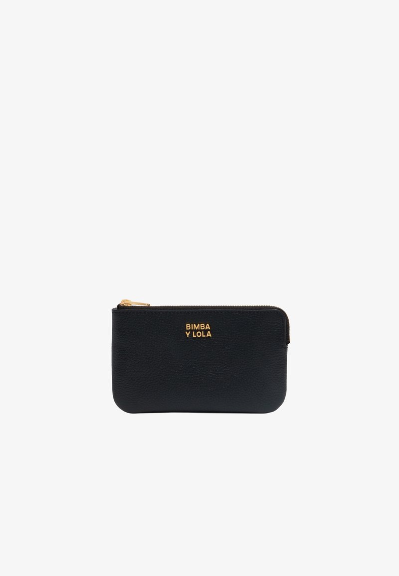 Pochette nera in pelle con zip, caratterizzata da una superficie texturizzata e un logo in rilievo dorato. Forma rettangolare con angoli arrotondati.