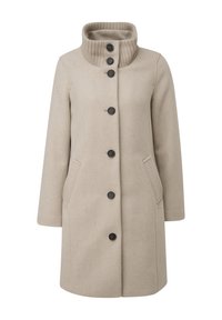Manteau beige longueur genou avec col côtelé haut et six boutons noirs sur le devant, avec deux poches latérales et manches longues.