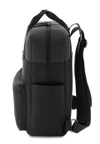 Czarny plecak z zamykaną na zamek główną komorą, przednią kieszenią i regulowanymi paskami na ramiona, pokazany z boku na białym tle.