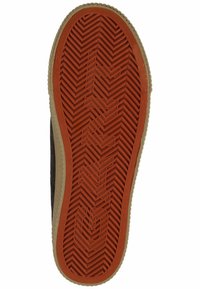 Gummisohlen mit einem Fischgratmuster, ausgestattet mit einem orangefarbenen Grund und cremefarbenen Kanten, entworfen für Traktion und Langlebigkeit.