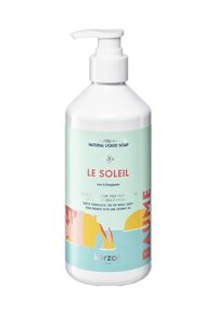 Weißer Pumpspender mit natürlicher Flüssigseife und pastellgrünem Etikett, das rosa und gelbe abstrakte Kunst enthält. Der Text umfasst "Le Soleil" und "Kerzon."