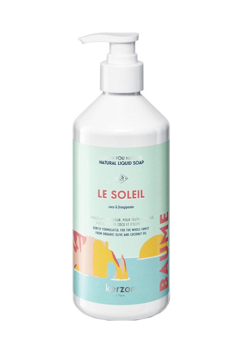 Weißer Pumpspender mit natürlicher Flüssigseife und pastellgrünem Etikett, das rosa und gelbe abstrakte Kunst enthält. Der Text umfasst "Le Soleil" und "Kerzon."