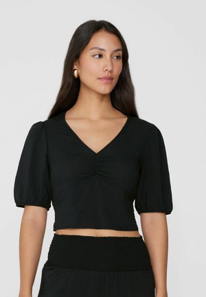 Blouse noire courte avec un décolleté en V et des détails froncés à l'avant. Des manches courtes bouffantes et une texture lisse rehaussent son design.