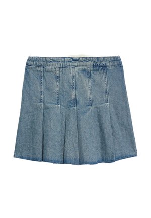 Lichtblauwe denim geplooide rok met een aansluitende tailleband en gestikte verticale panelen, plat uitgestald op een witte achtergrond.