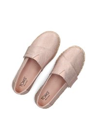 Roze metallic instap espadrilles met een gestructureerd oppervlak, elastische band en geweven jute zool. TOMS merk zichtbaar aan de binnenkant.