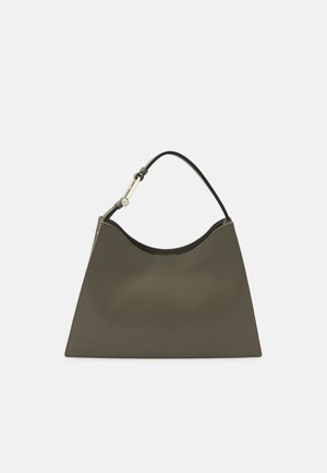 Olīvu zaļa rokassoma ar gludu apdari, noapaļotu augšējo malā un vienu melnu rokturi. Raksturīga minimālistiska dizaina un trīsstūra pamats.