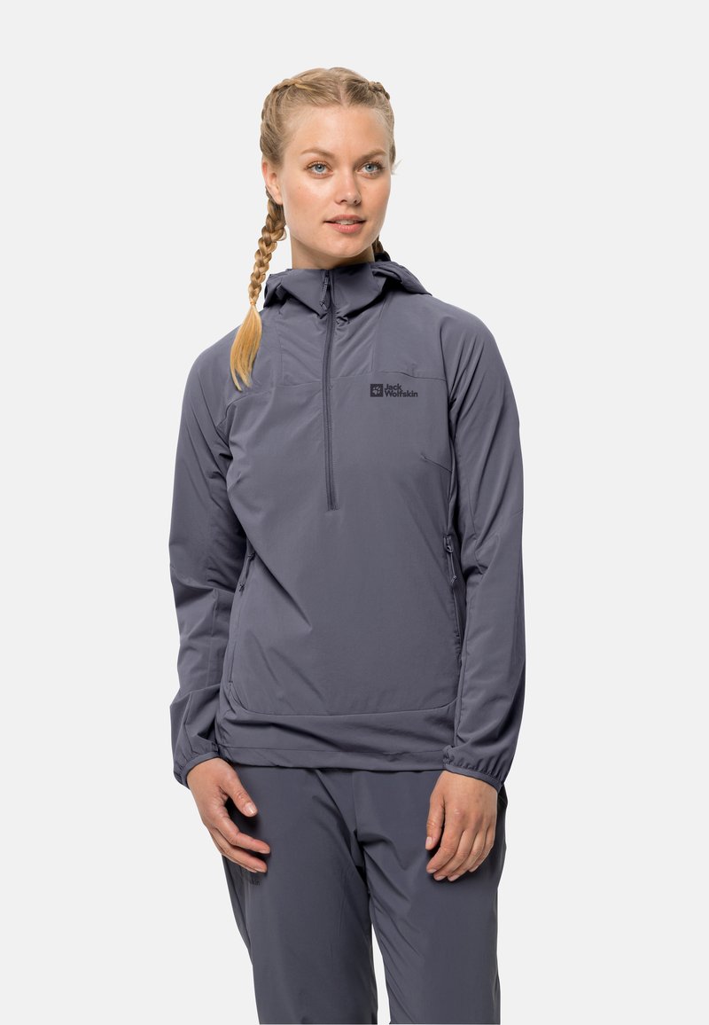 Veste à capuche légère grise avec une poche frontale zippée et un logo sur la poitrine ; texture lisse et poignets ajustables.