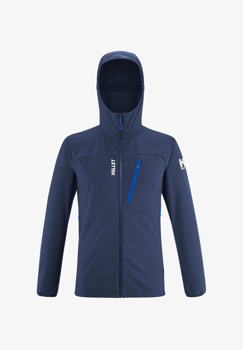 Veste softshell bleu marine avec capuche, présentant des poches zippées, des accents bleus contrastants et le logo Millet sur la poitrine et la manche.