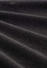 Tela de color gris oscuro con una textura sutil, presenta finas nervaduras y un acabado suave, dispuesta en pliegues delicados. Sin patrones ni detalles destacados.