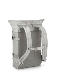 Zaino grigio con design a roll-top, schiena in rete imbottita, spallacci regolabili e accessori laterali. Presenta una superficie texturizzata per una migliore presa.