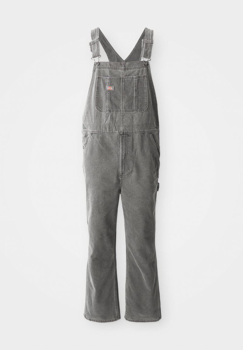 Salopette en denim gris avec bretelles ajustables, poche poitrine à l'avant, poches latérales et jambes évasées. Tissu robuste et coupe décontractée pour le confort.