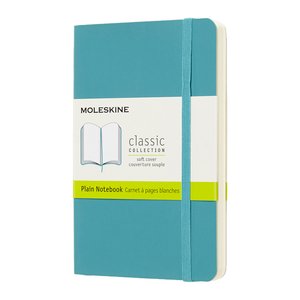 Quaderno classico Moleskine con copertina morbida turchese, collezione classica, a righe con elastico e etichetta in inglese e francese.