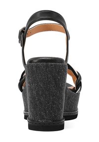 Sandali platform neri con tacco in tessuto denim grigio, cinturino alla caviglia regolabile e dettagli in pelle nera liscia alla base.