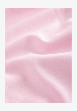 Světle růžová látka hladkého, hedvábného povrchu s jemným leskem, obsahující mírné záhyby a jemný pletený vzor.