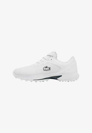 Zapatos de golf blancos con una parte superior texturizada y transpirable, que cuentan con un pequeño logo negro de Lacoste, diseño con cordones y una suela de goma moldeada.