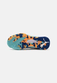 Sko yttersula med ett vågmönster i nyanser av blått, orange och teal. Har gummimaterial och en texturerad yta för bättre grepp.